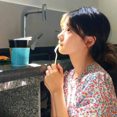 她比烟花寂寞